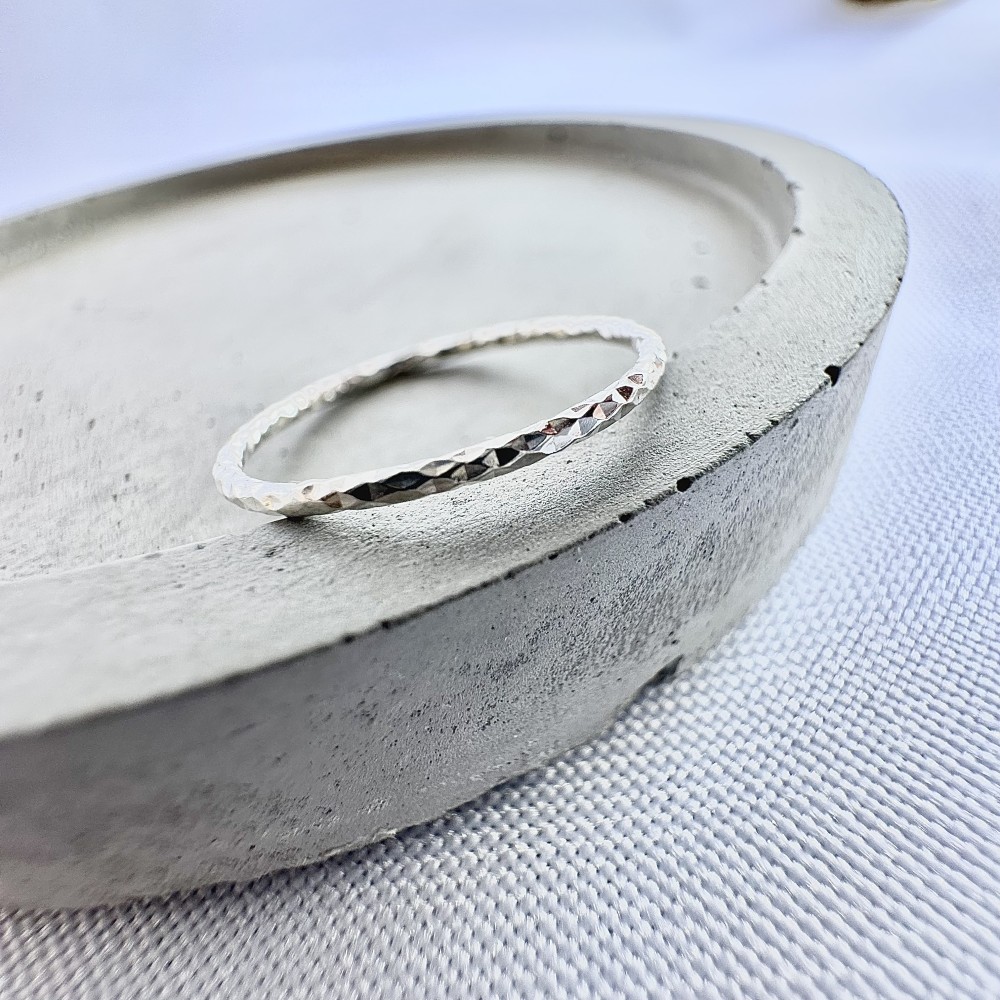 Anel minimalista diamantado
